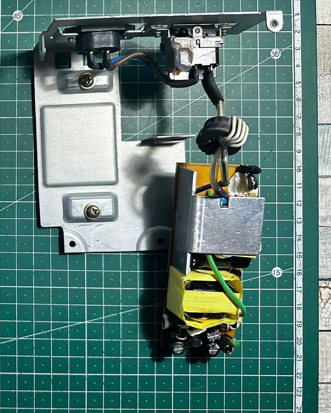 Nuovo alimentatore switching installato nel telaio originale del VG-8235